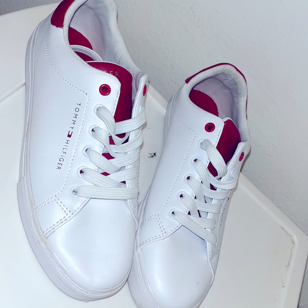 White Tommy Hilfiger shoes , with a little red detail size  7 medium for woman